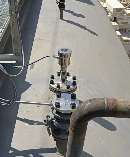 Как радиолокационный радиолокатор направленных волн измеряет уровень интерфейса с использованием разницы в диэлектрической постоянной?